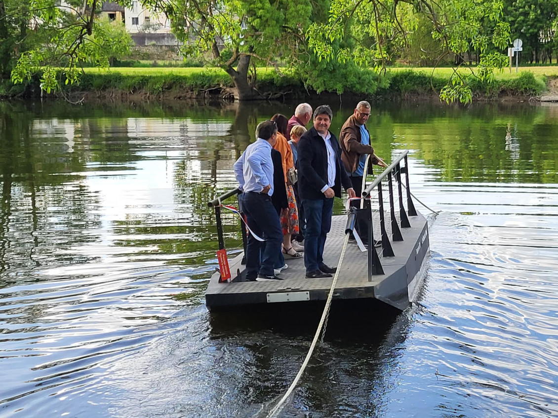 Mise &agrave; l'eau du bac &agrave; corde "Le Passeur du Thouet"