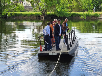 Mise &agrave; l'eau du bac &agrave; corde "Le Passeur du Thouet"