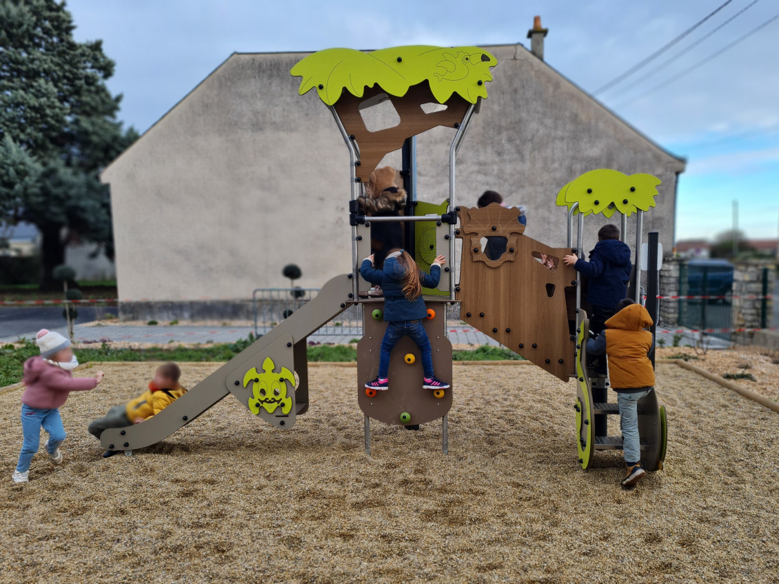 Nouvelle aire de jeux dans la cour d'&eacute;cole de M&eacute;ron