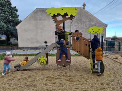 Nouvelle aire de jeux dans la cour d'&eacute;cole de M&eacute;ron