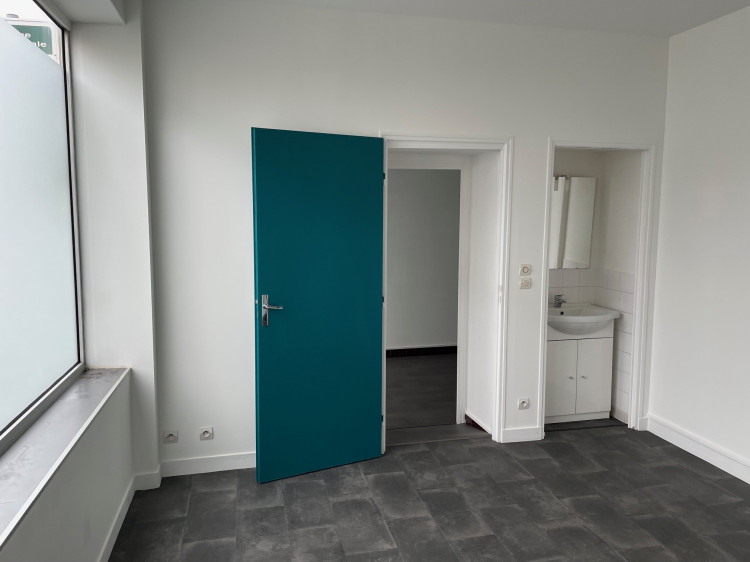 Local sur rue principale